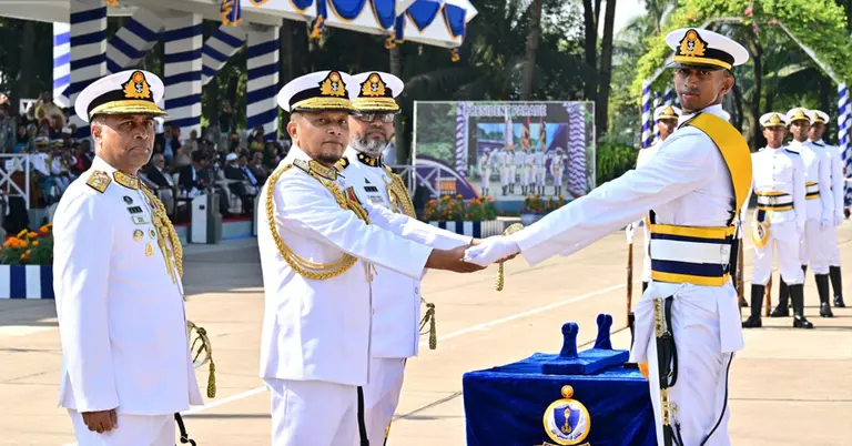 বাংলাদেশ নেভাল একাডেমিতে তরুণ নৌ কর্মকর্তাদের কুচকাওয়াজ